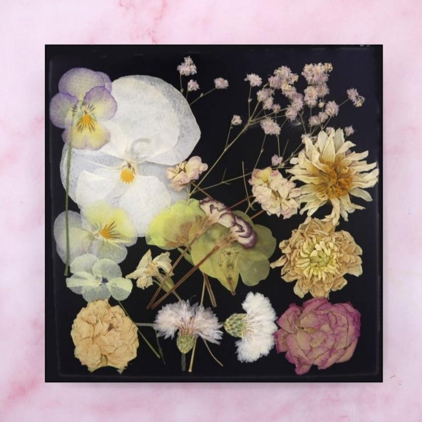 Geperste eetbare bloemen. Zachte kleuren mix. Bruidstaart, bruiloft, taart, cake