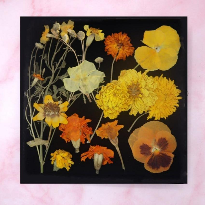 geperste eetbare bloemen. Bruidstaart, bruiloft. Geel Oranje
