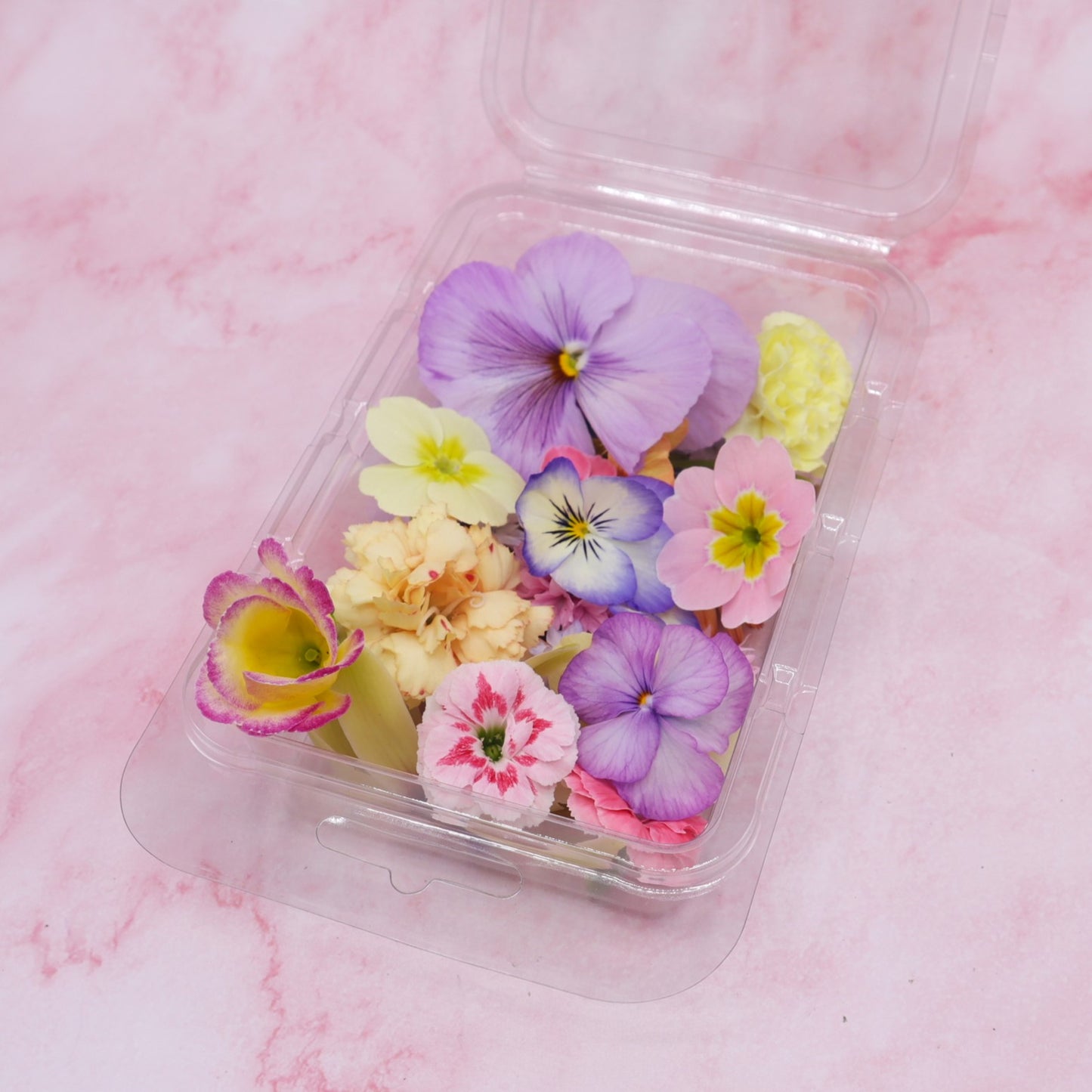 Pastel kleurige eetbare bloemen. Bruiloft, Bruidstaart, champagne, cupcakes, dripcake, lieve kleuren. Floral Delight