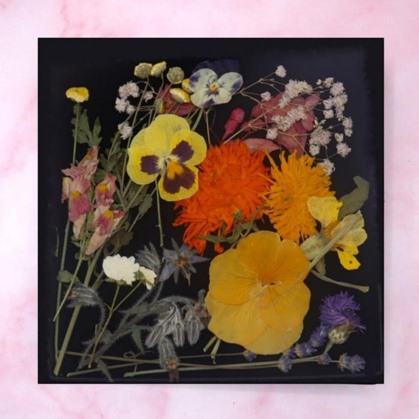 Geperste eetbare bloemen. Bruidstaart, bruiloft. Floral Delight