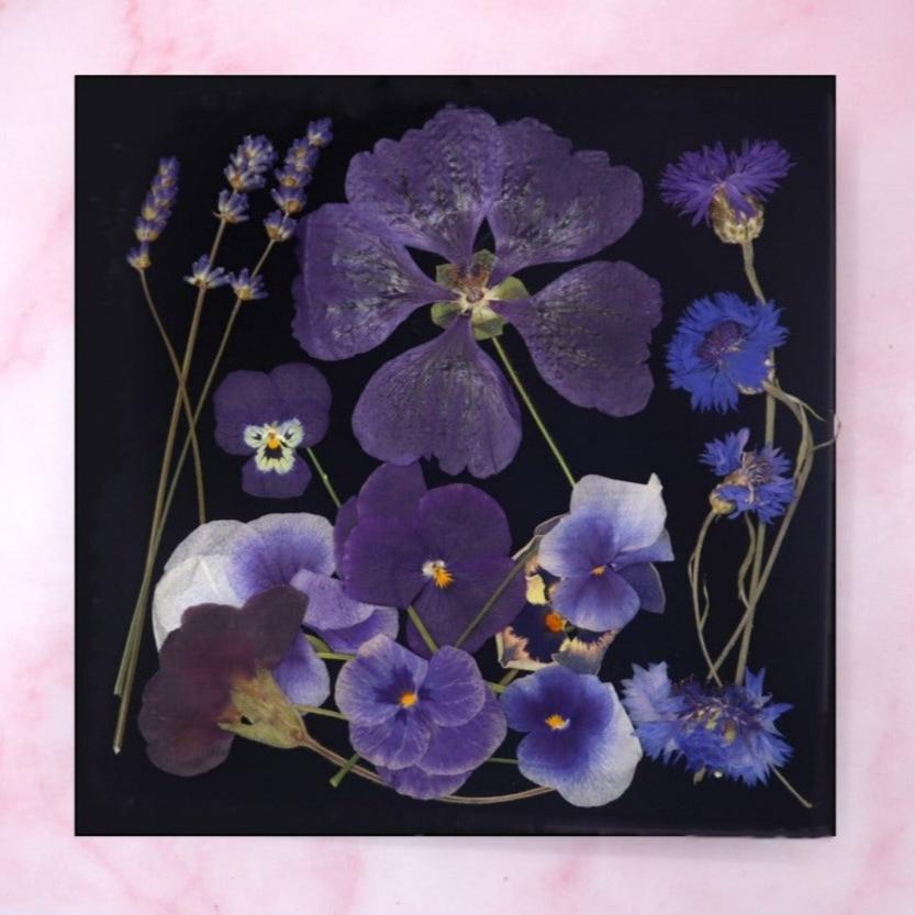 Geperste eetbare bloemen, blauw/paars. Bruidstaart, bruiloft