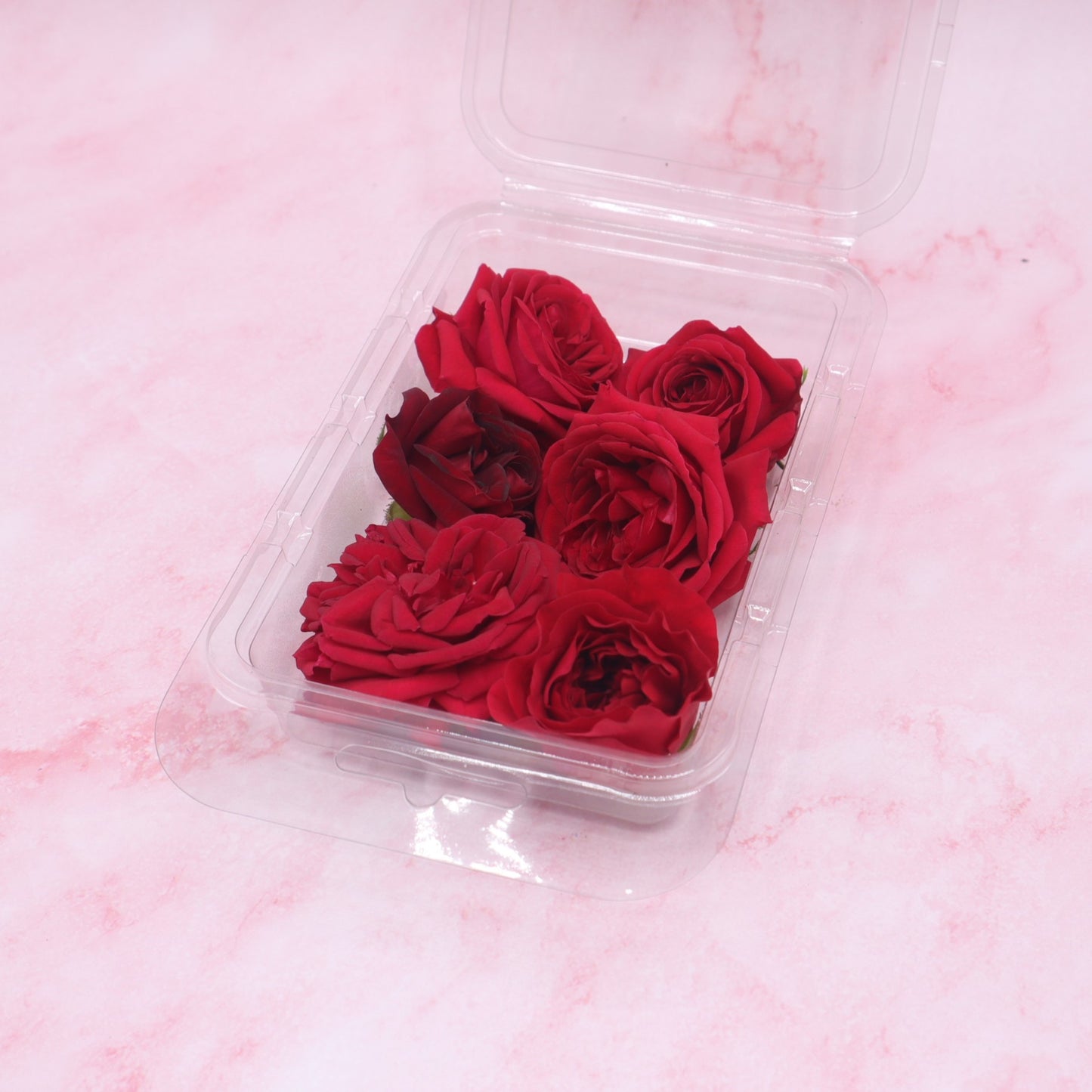 Eetbare rozen, rozenblaadjes. Bruidstaart, taart, cocktail, verjaardag, cake eetbare rode rozen