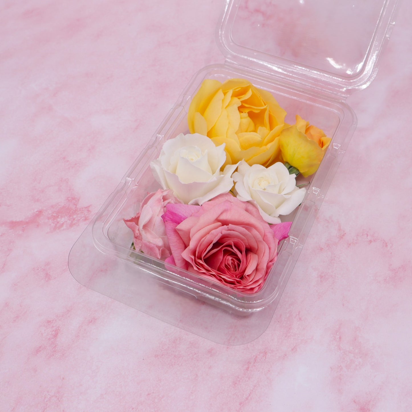 Eetbare rozen, rozenblaadjes. Bruidstaart, taart, cocktail, verjaardag, cake. Zachte kleuren