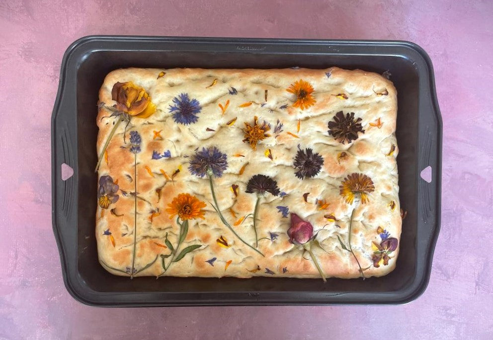 Floral Focaccia. Focaccia met eetbare bloemen