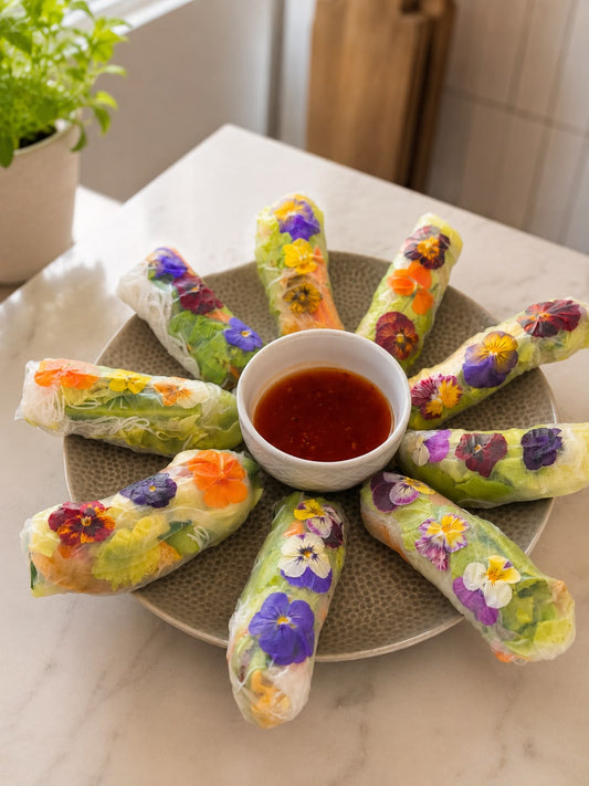 Summer rolls met tofu en eetbare viooltjes